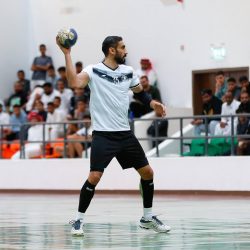 طائرة هجر تحلق في سماء العيون